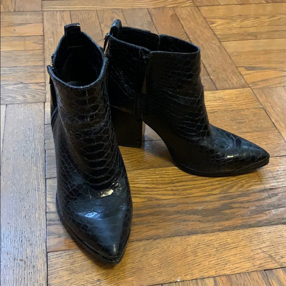 Vince Camuto Black “Snakeskin” Booties Size 7.5